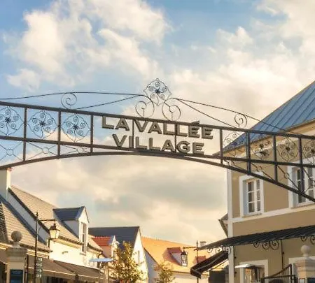 Apartment Magic - Disneyland Paris Shopping Village 9 Minutes *